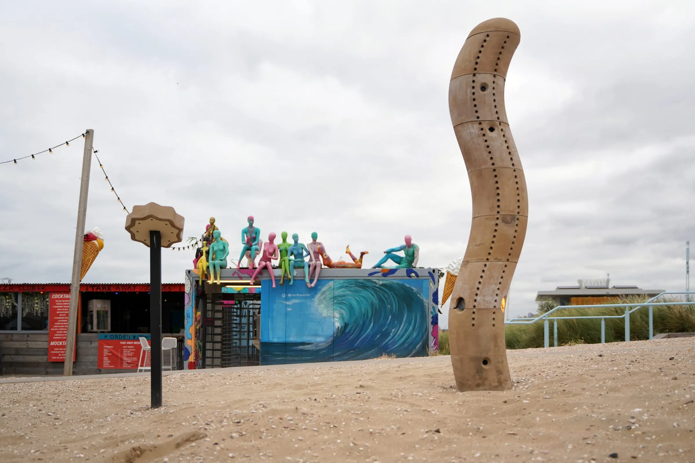 The Wave, a sand-printed sculpture, standing on Scheveningen beach