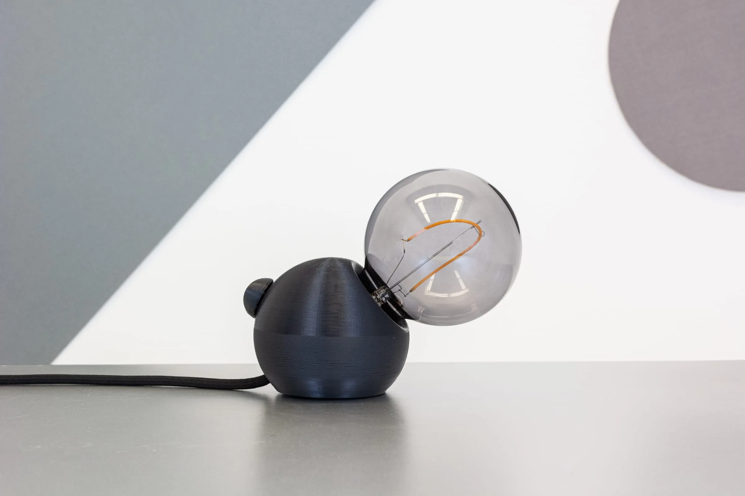 Ombra, a lamp whose shade changes colour with temperature