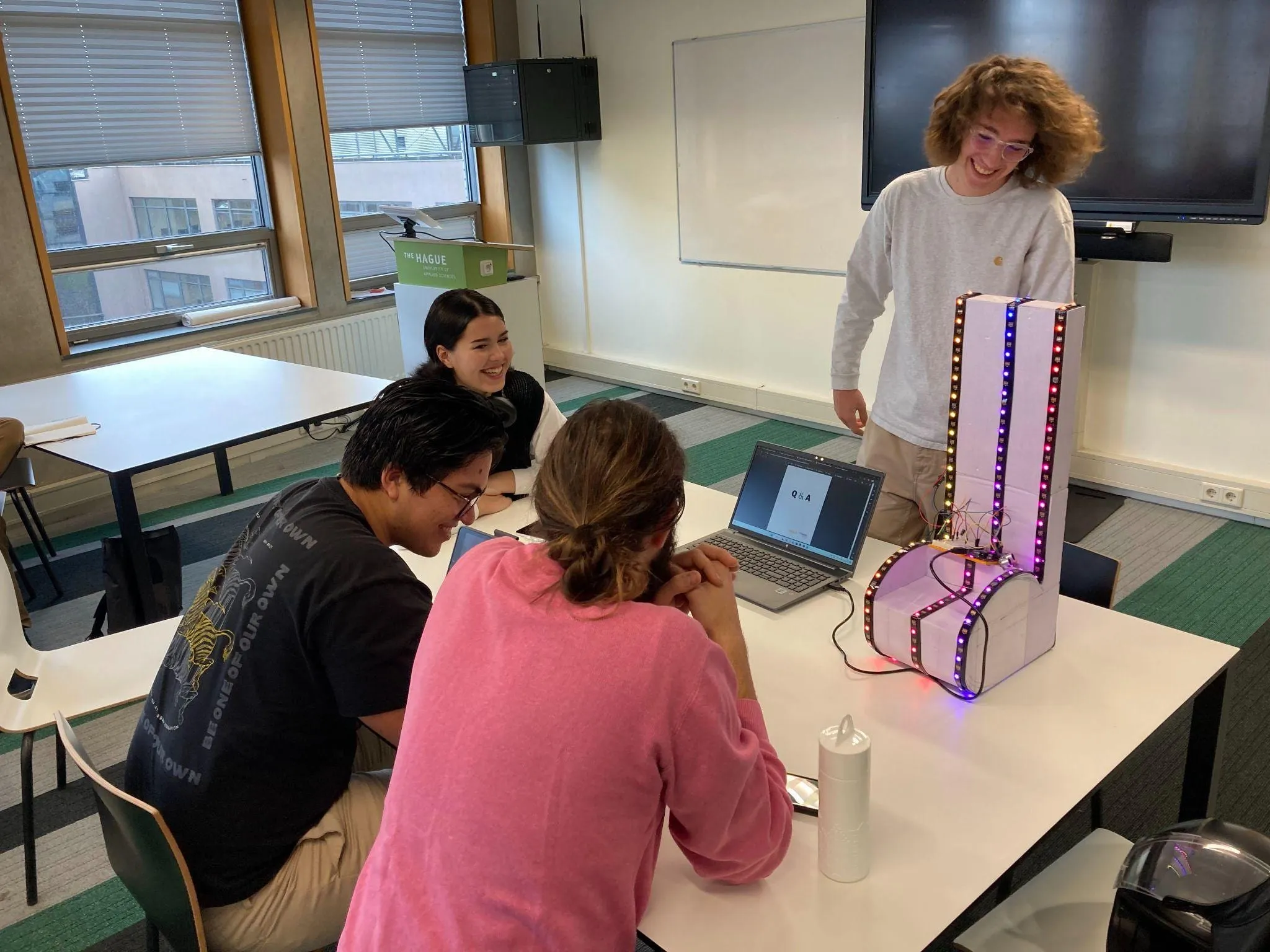 Students presenting an LED prototype at THUAS